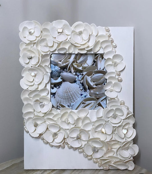 Seaside Elegance – Handcrafted Shell Flower Frame